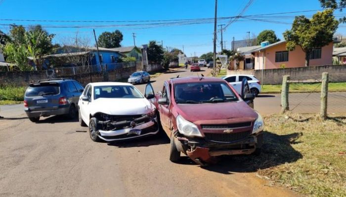 Laranjeiras - Colisão entre veículos é registrado na esquina da Eugenio Martins com Jorge Barreiros 